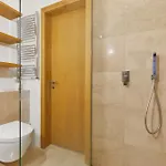 דירה Escape Riverfront 2 Bedroom With Balcony