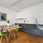 דירה Escape Riverfront 2 Bedroom With Balcony *