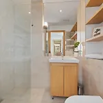 Escape Riverfront 2 Bedroom With Balcony דירה