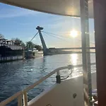 דירה Escape Riverfront 2 Bedroom With Balcony *