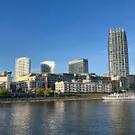 Escape Riverfront 2 Bedroom With Balcony דירה