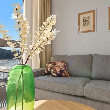 Escape Riverfront 2 Bedroom With Balcony דירה