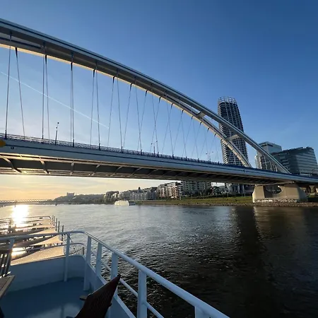 公寓 Escape Riverfront 2 Bedroom With Balcony 布拉迪斯拉发