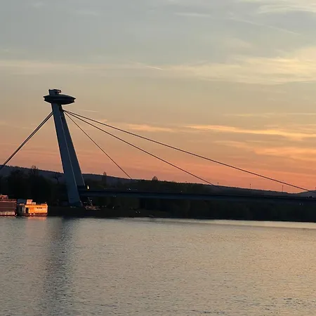 Apartament Escape Riverfront 2 Bedroom With Balcony Bratysława
