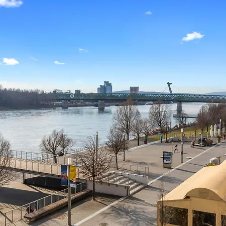 Escape Riverfront 2 Bedroom With Balcony Lägenhet *