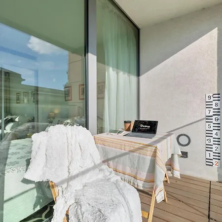 Escape Riverfront 2 Bedroom With Balcony Lägenhet *