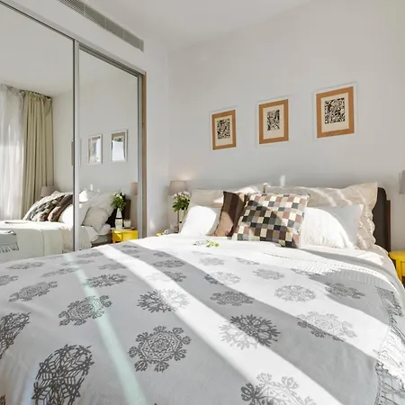 Escape Riverfront 2 Bedroom With Balcony Lägenhet *