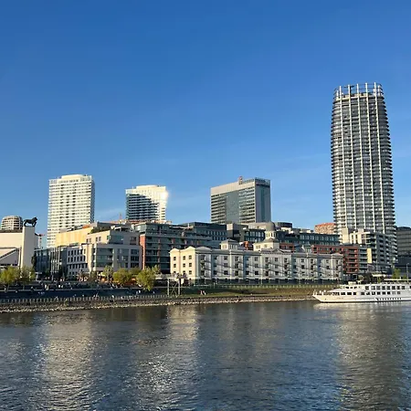 Escape Riverfront 2 Bedroom With Balcony Lägenhet