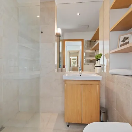 Escape Riverfront 2 Bedroom With Balcony Apartament