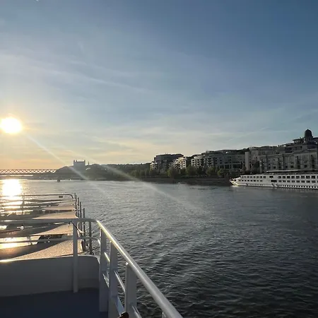 Escape Riverfront 2 Bedroom With Balcony Apartment Pressburg