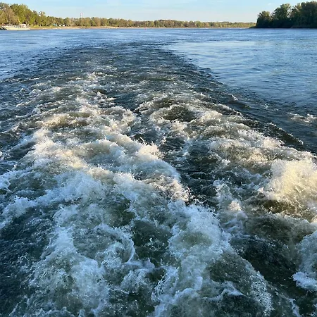 Escape Riverfront 2 Bedroom With Balcony Bratysława