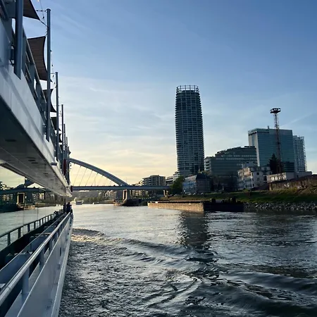 Escape Riverfront 2 Bedroom With Balcony