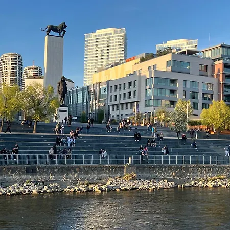 Escape Riverfront 2 Bedroom With Balcony *