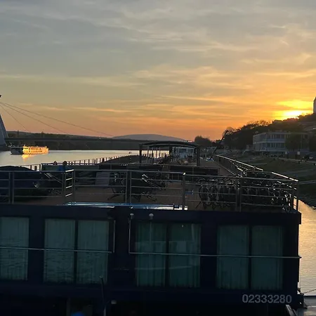 Escape Riverfront 2 Bedroom With Balcony Bratysława